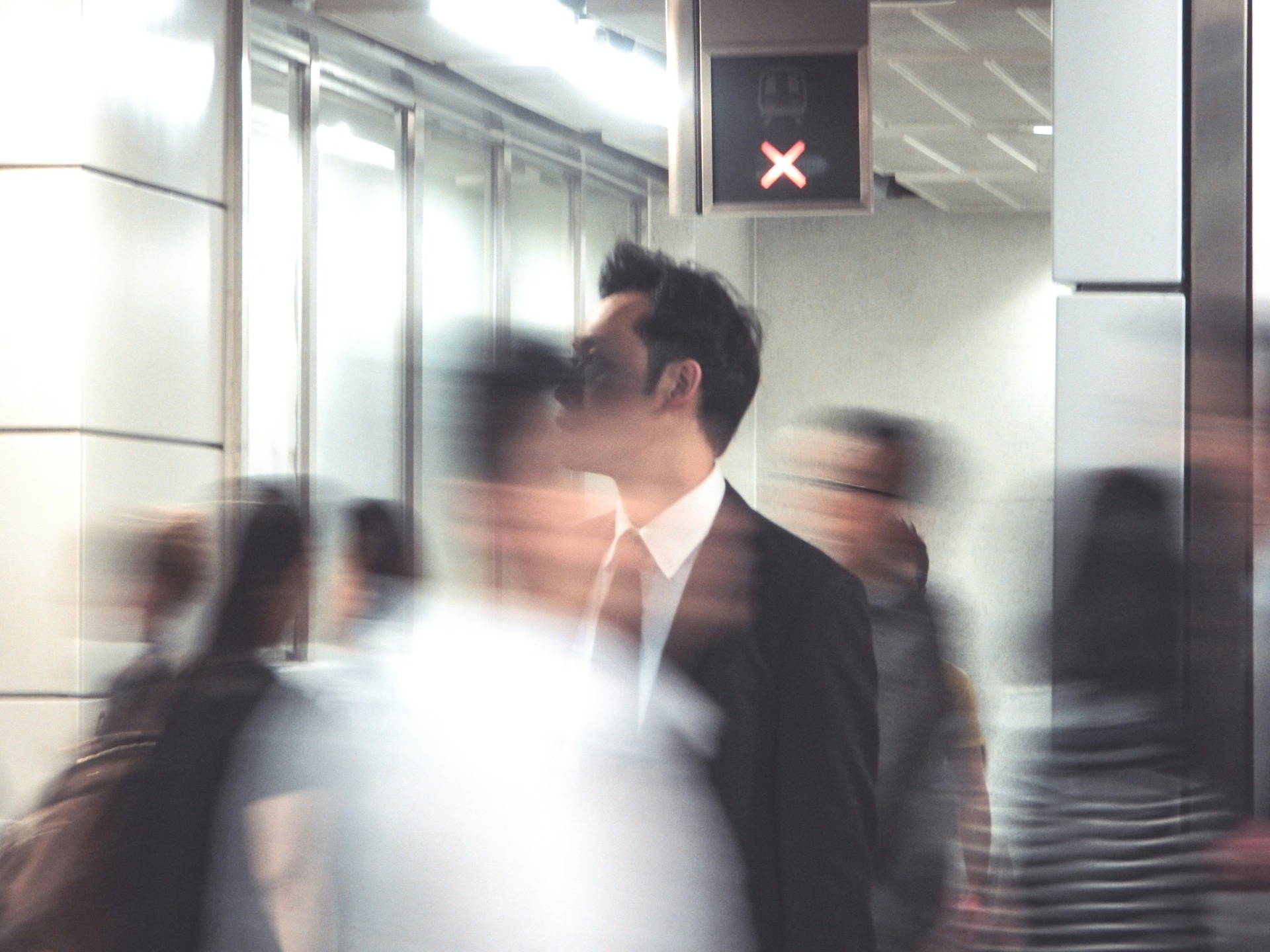 Businessmann schaut in die Ferne im turbulenten Alltag