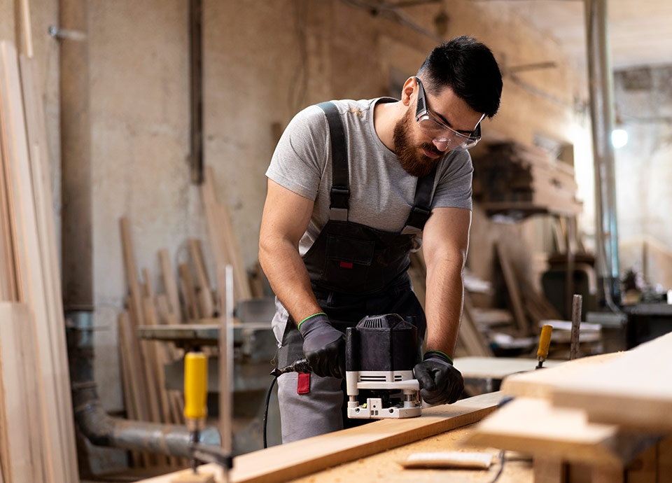 Ein Tischler bei der Arbeit - Individuelle Gewerbeversicherungen mit GT Capital
