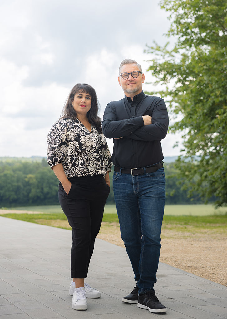 Lukas und Monique Senicky, Gründer von GT Capital, entspannt im Outdoor-Portrait vor Naturkulisse – authentisch, nahbar und professionell.