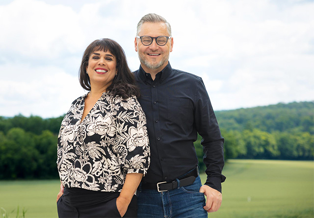 Monique und Lukas Senicky strahlen in die Kamera